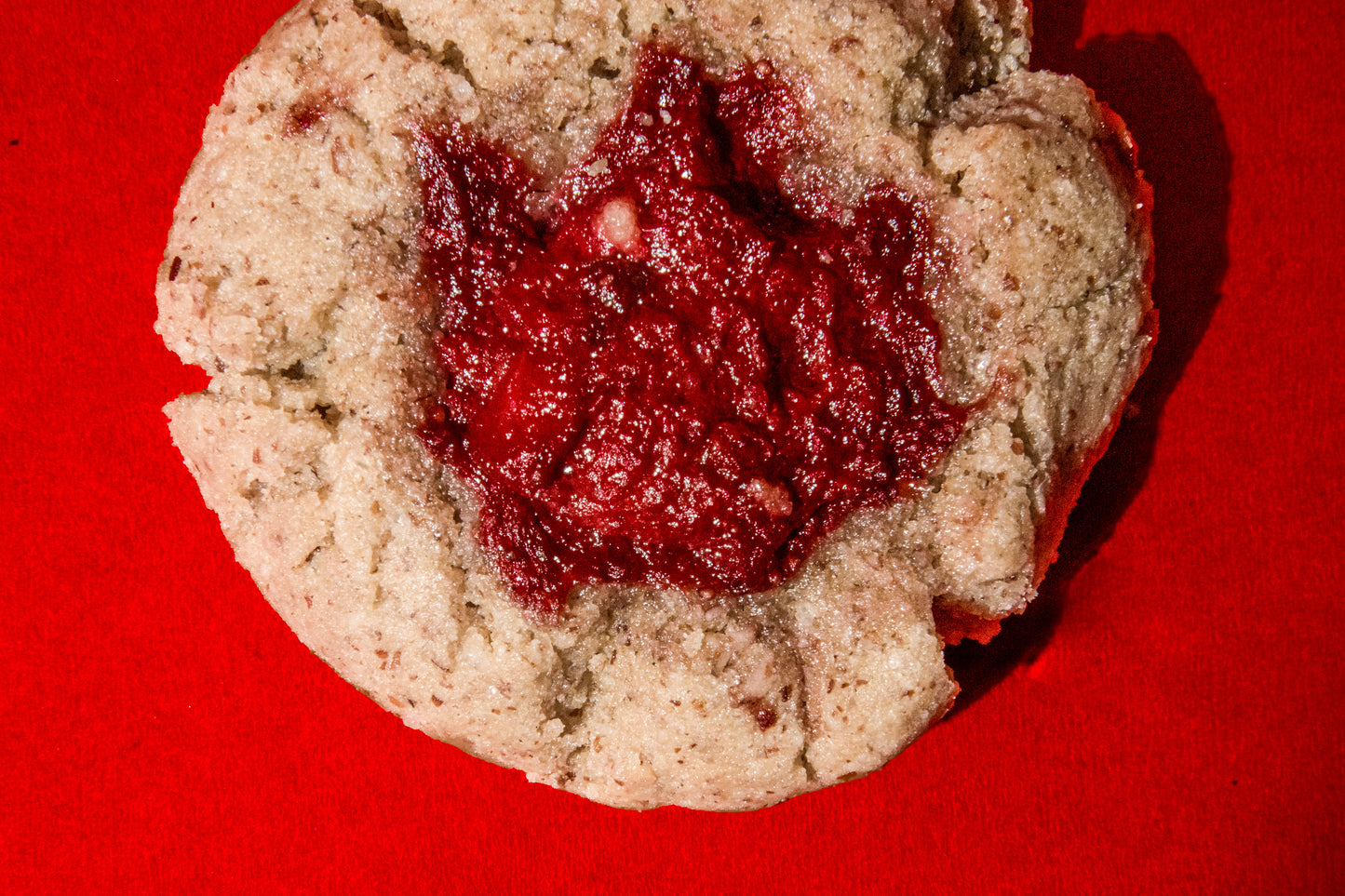 Vanilla millet cookie with strawberry jam